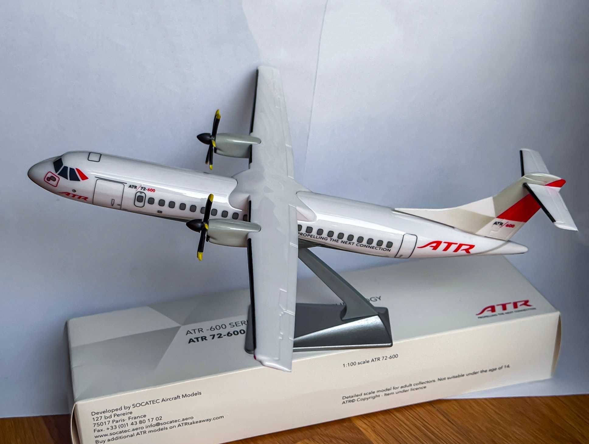 Model turbośmigłowego ATR-a 72-600 w barwach producenta
