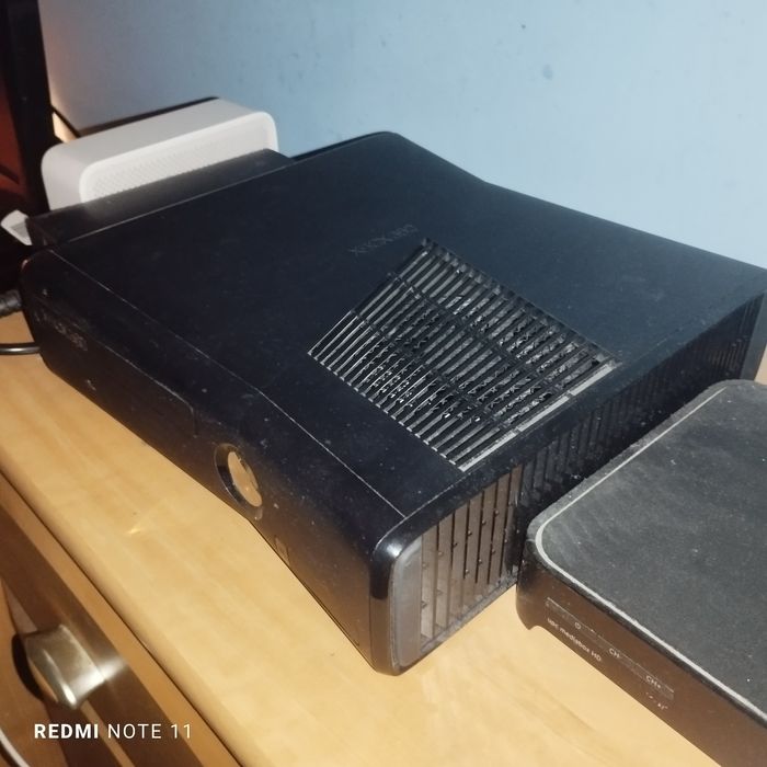 Sprzedam kosole Xboksa 360dwa pady jedna gra +kabel do telewizora