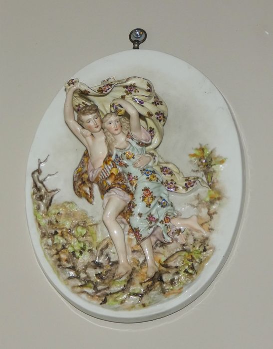 Фарфор клеймо настенное антикварное объёмное панно пара влюблённых.