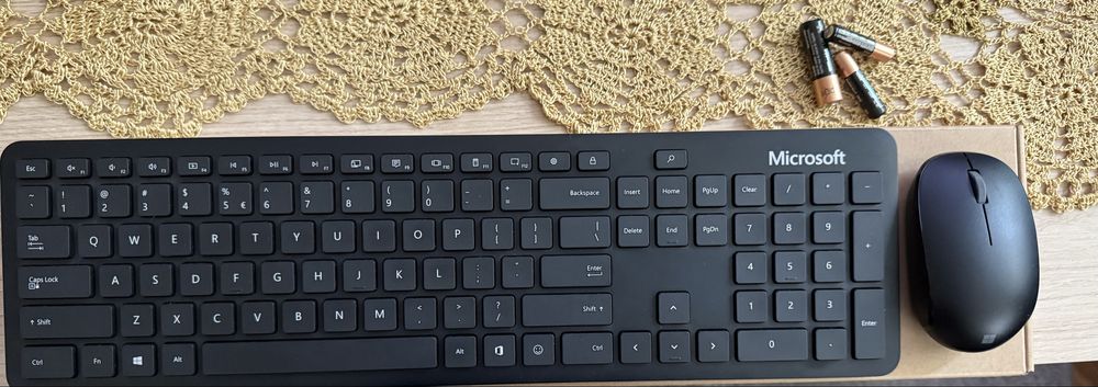 Zestaw bezprzewodowy Microsoft Klawiatura + Mysz Bluetooth QWERTY