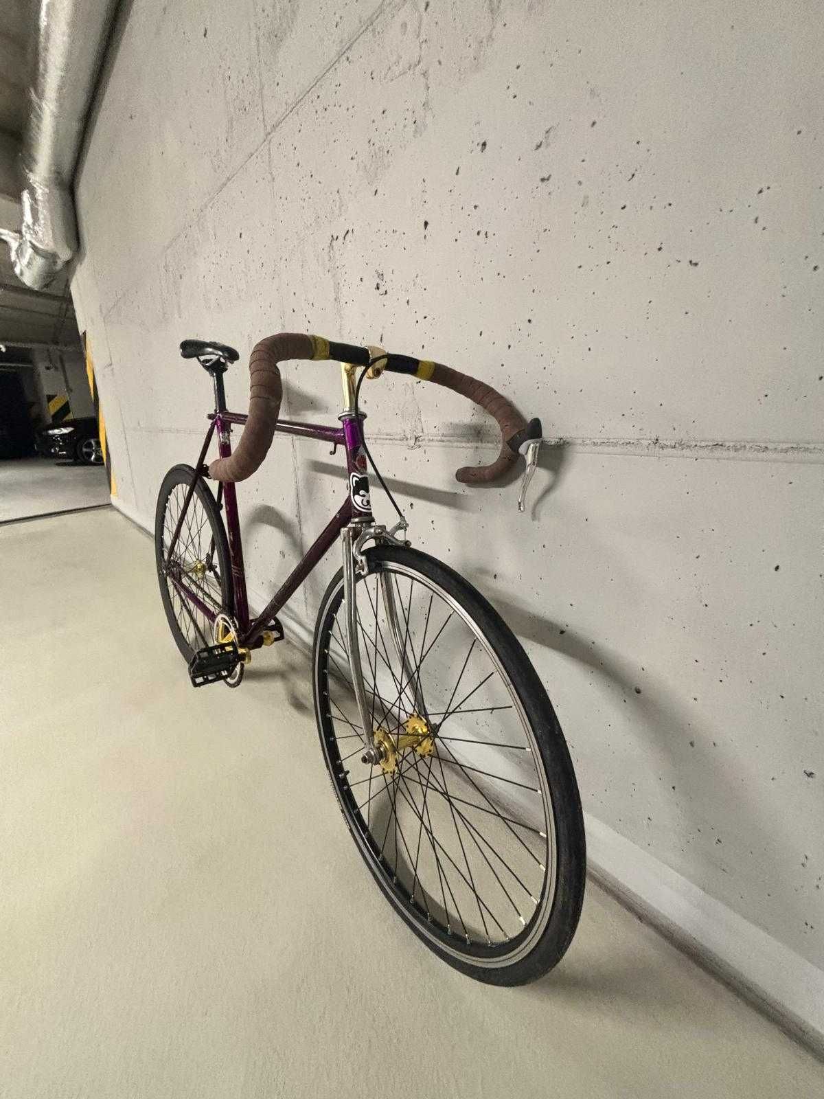 Rower single speed ze złotymi podzespołami