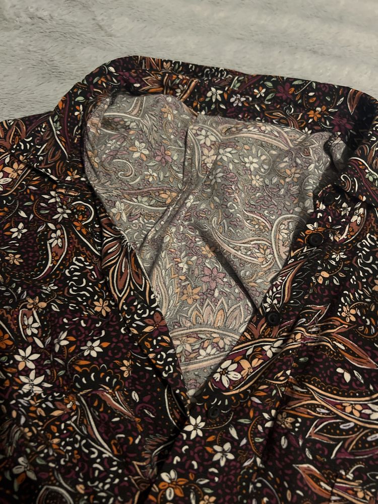 Camisa com flores de varias cores