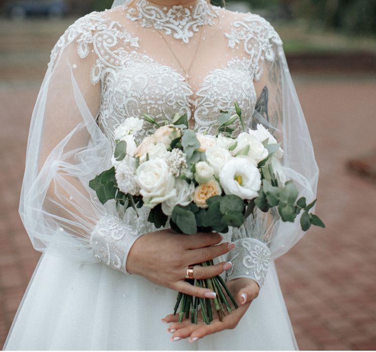 Весільна сукня з шлейфом