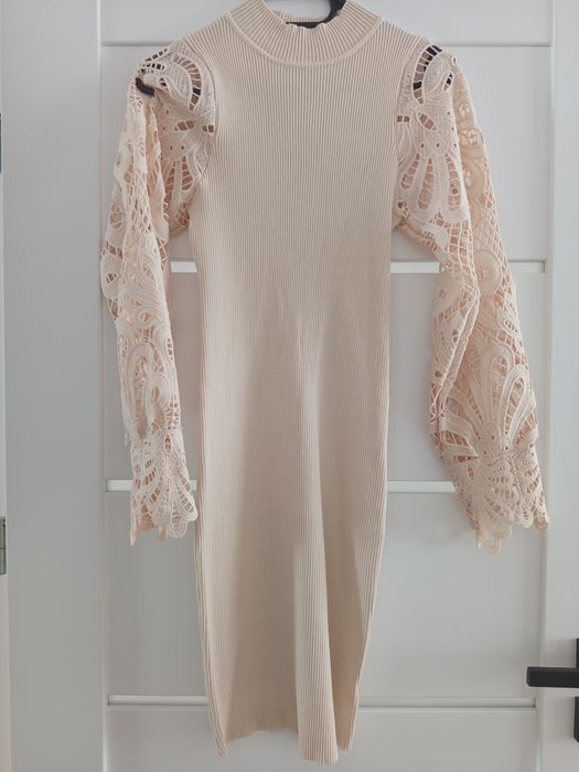 Beżowa sukienka z koronkowymi rekawami