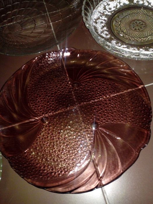 5 pratos para bolos, doces ou outras utilidades, em vidro