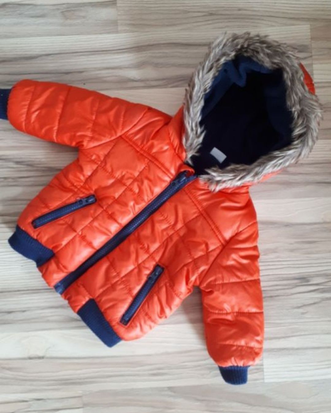 Zimowa kurtka pikowana pomarańczowa F&F 6-9 74 cm na polarze futerko