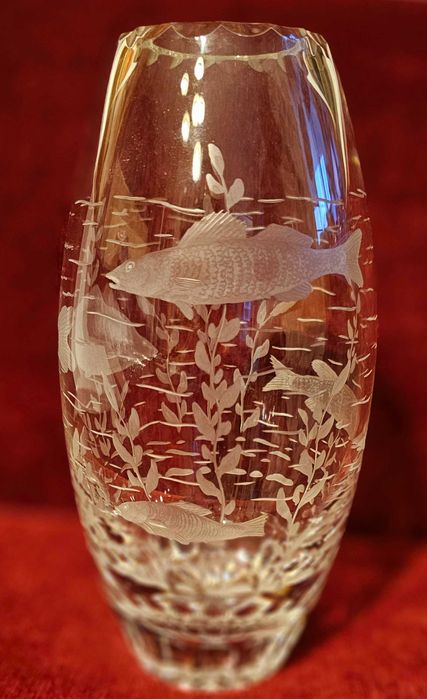 Wazon kryształowy rzeźbiony - ryby w jeziorku