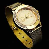 Luksusowy zegarek w złotym kolorze z napisem DG.