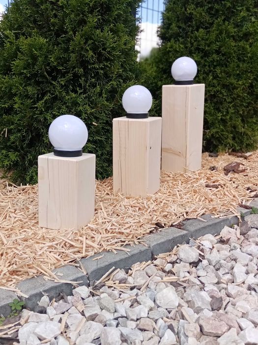 Zestaw lamp drewnianych do ogrodu