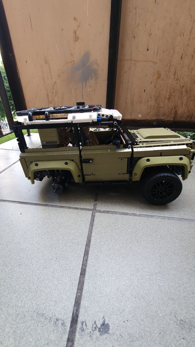 LEGO Technic 42110 Land Rover Defender.