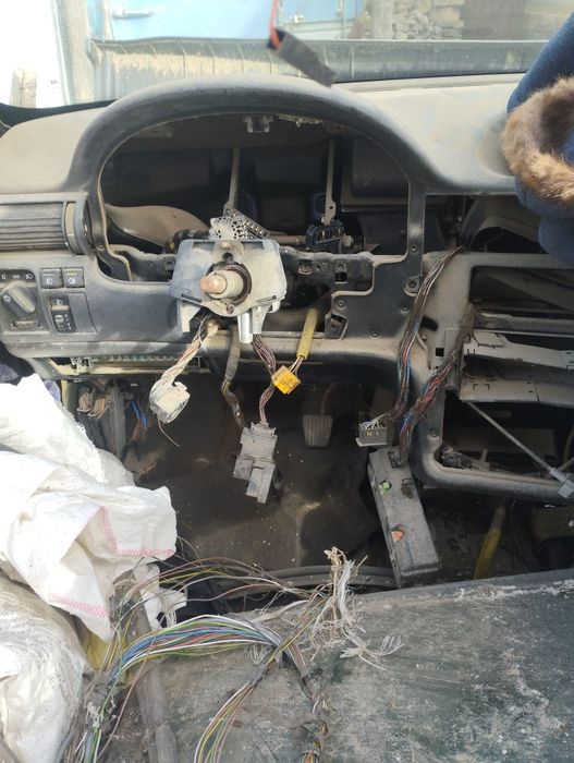 Розбирається Opel astra f 1.6