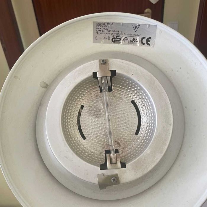 Candeeiro de pé alto