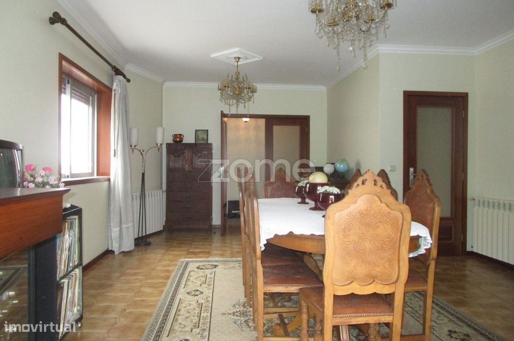 Moradia T 3 e comercio situada em Azurém Guimarães