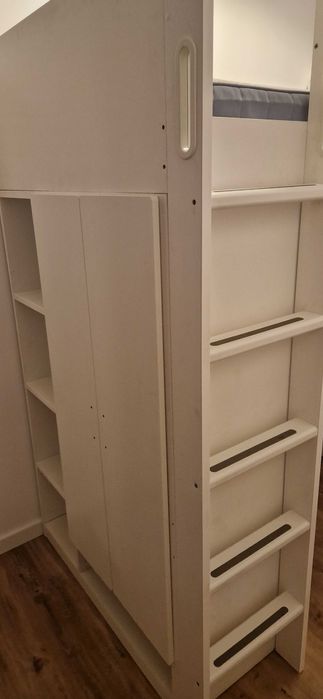 Łóżko piętrowe z biurkiem