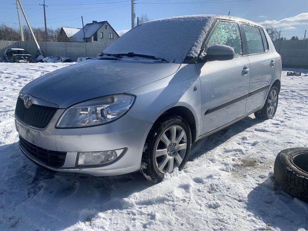 Бампер передній взборі Skoda Fabia mk-2 рест la7w хетч 1.6 cay kfk 13р