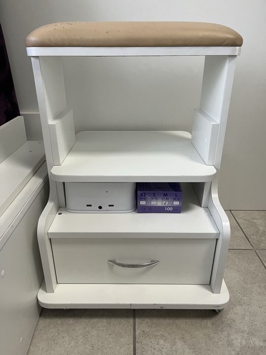 Продам педикюрне крісло, стілець, тринога, тумба-помічниця.