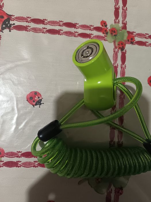 cadeado para moto ou bicicleta cor verde com 2 chaves + oferta brindes
