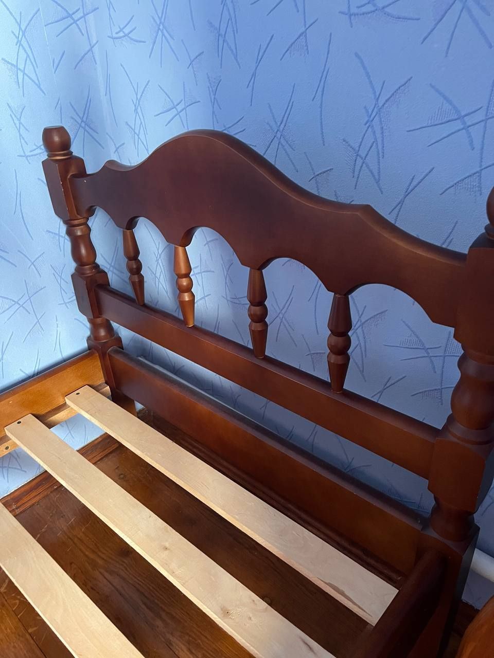 Продам ліжко з натурального дерева.