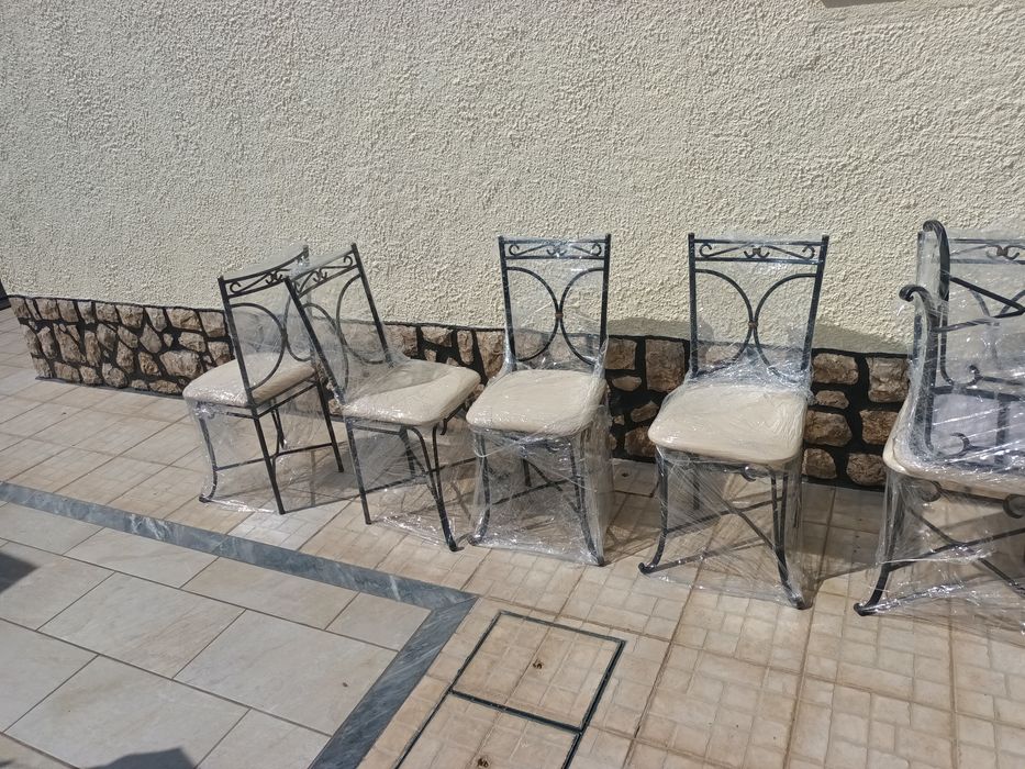 Mesa vidro biselado com 6 cadeiras em ferro fundido