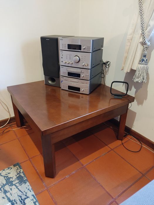 Mesa de centro , 80x80. Em muito bom estado. Cor nogueira.