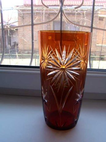 Ваза цветной резной хрусталь и ваза цветное гнутое стекло ЧССР Винтаж.
