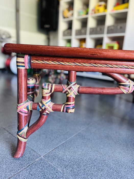 Mesa de madeira maciça com tampo de vidro