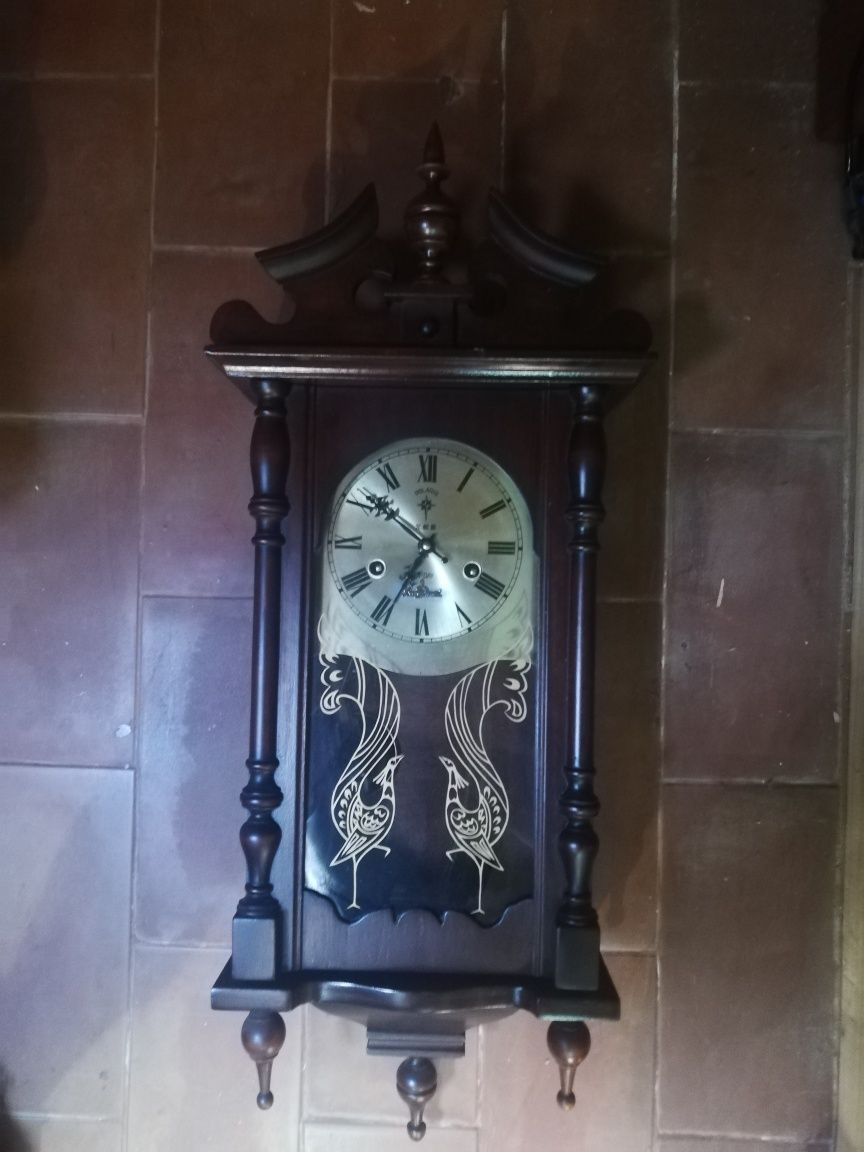 Relógio Vintage de Madeira