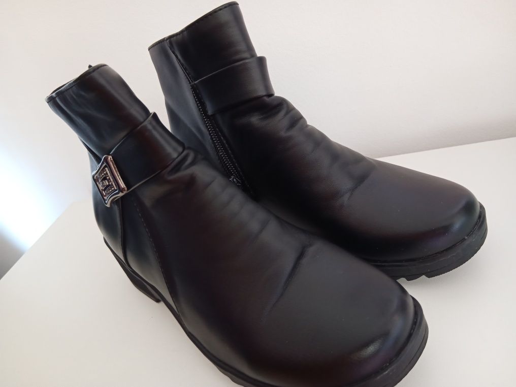 Botas pretas tamanho 36