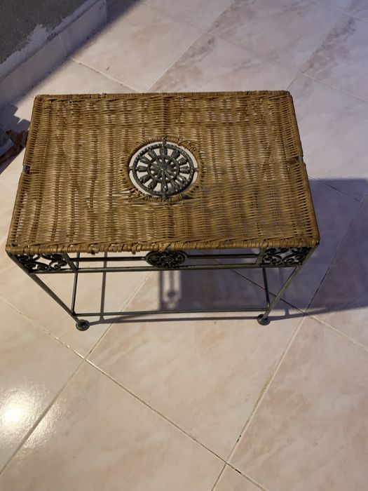 Mesa de cabeceira / Mesa redonda / Mesas retangulares de enfeito