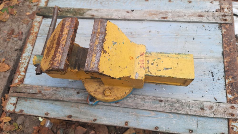 Продам тіски слісарні