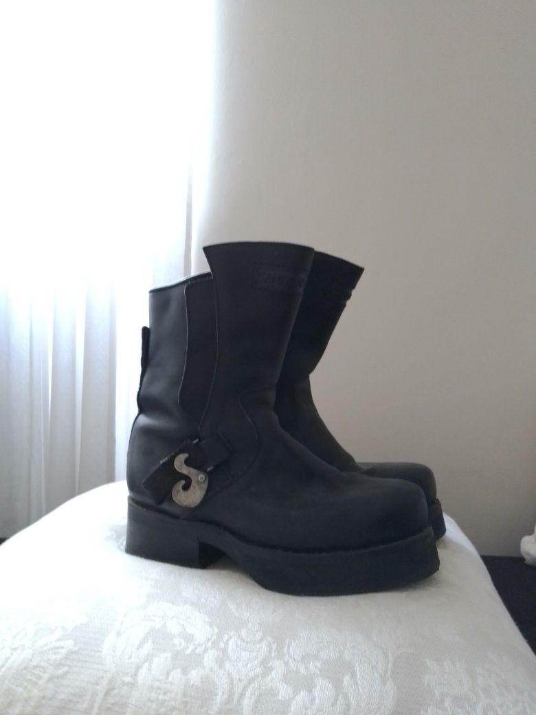 Botas em pele pretas