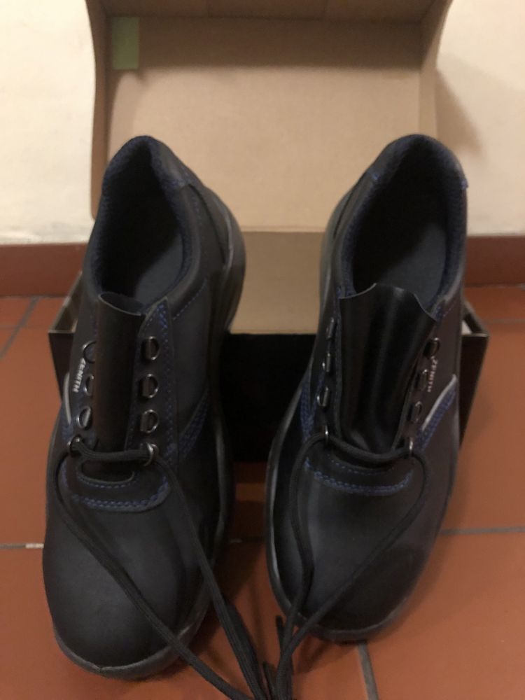 Продам недорого мужскую рабочую обувь