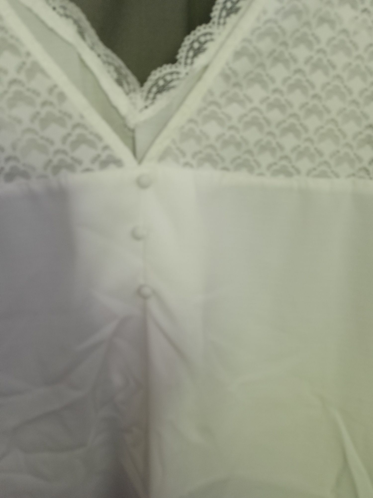 Biała bluzka z koronką.