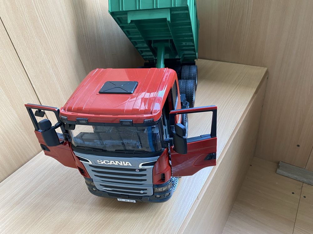 Самосвал Bruder Scania