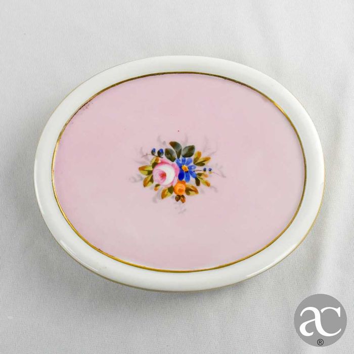 Caixa oval, porcelana Vista Alegre decorada com flores e dourados