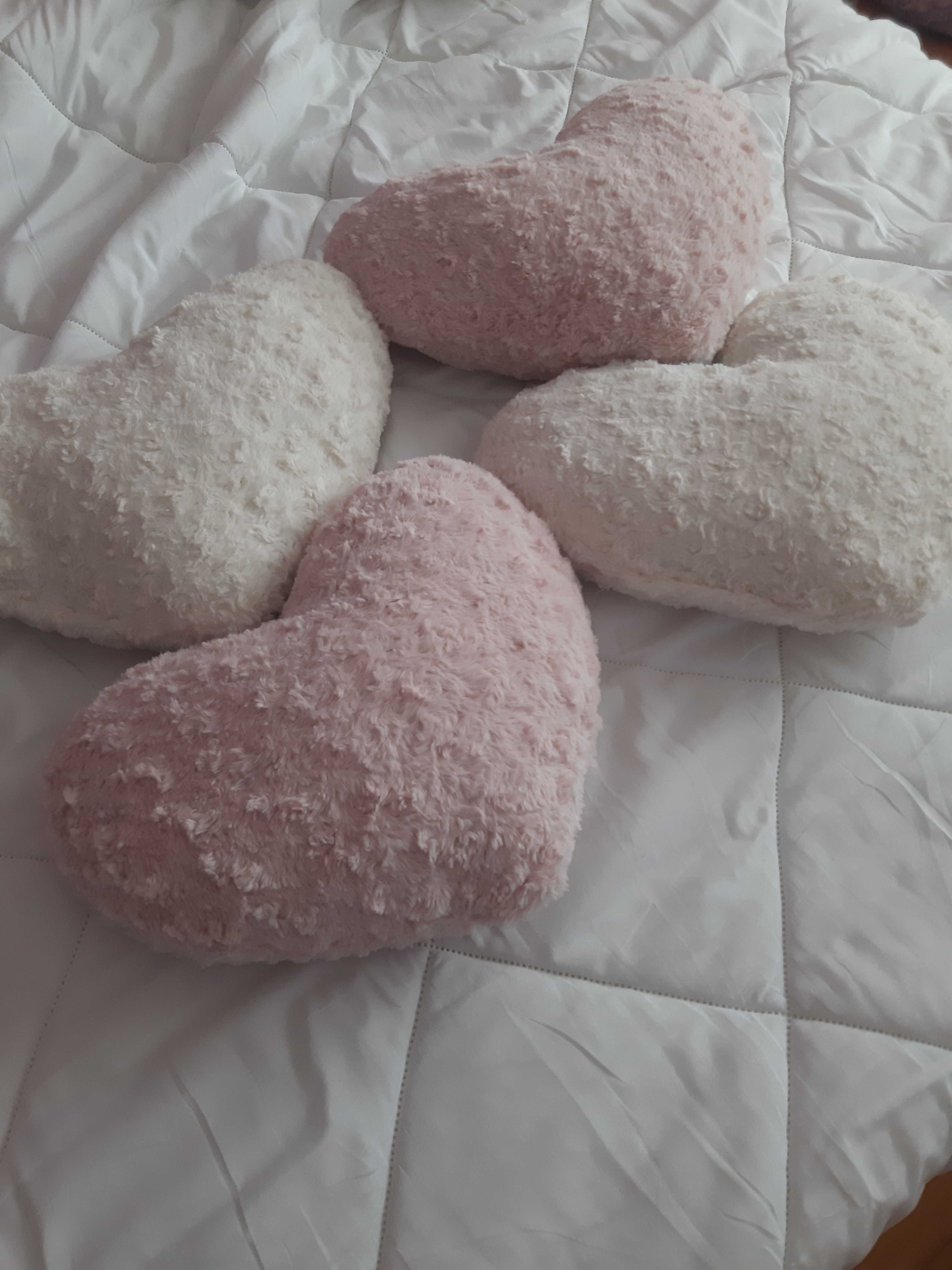 Conjunto almofadas em formato coração | rosa barbie bege