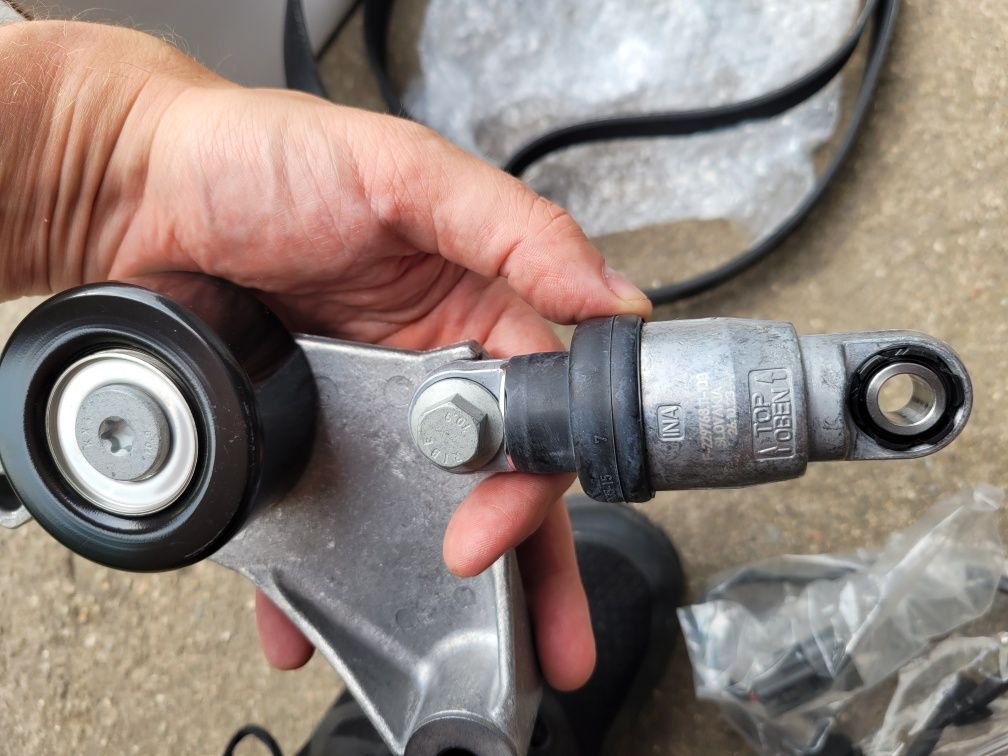 Napinacz i pasek alternatora zestaw Toyota