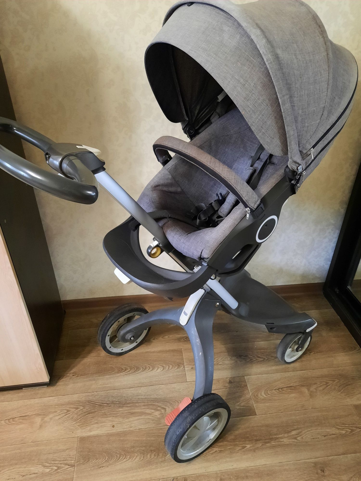 Продам коляску Stokke V4