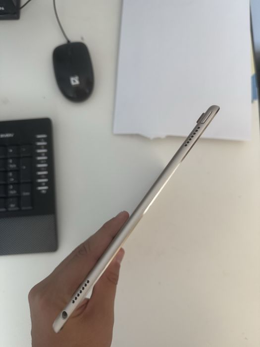 9,7” (model A1673) w kolorze złotym (Gold) — wersja z 128 GB pamięci.