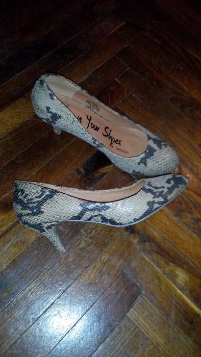 Туфлі на невисокому каблуку