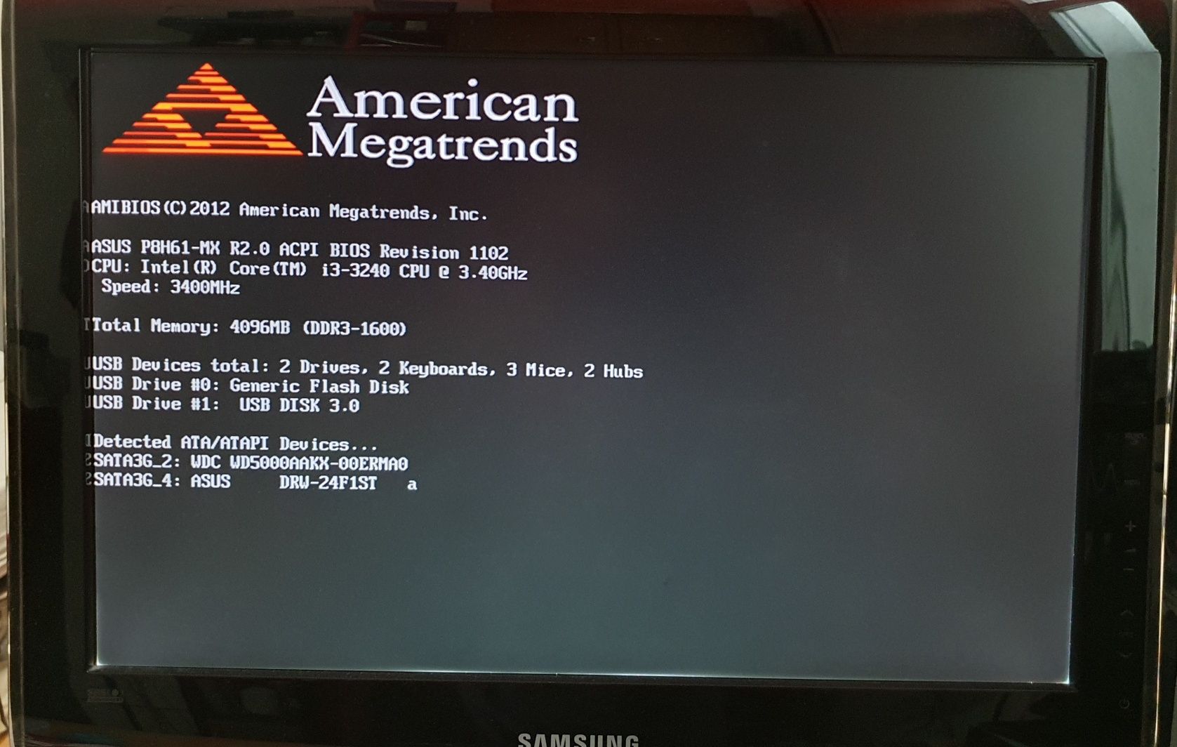 Computador de secretária com MB ASUS e oferta de um monitor VGA