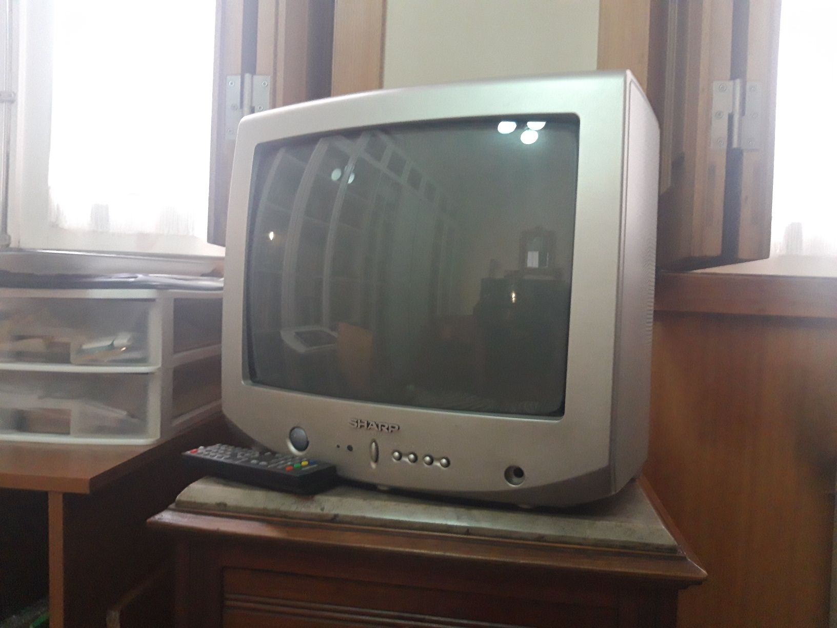 Televisão antiga da marca Sharp (cor: cinzento)
