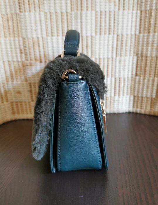 Mala Moschino tiracolo ou mala de mão