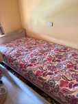 Cama de solteiro pele de pessego bege