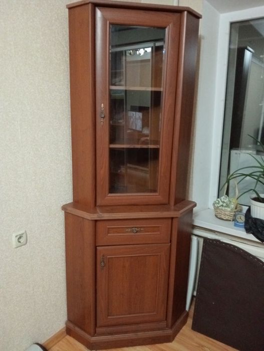 Шкаф  дерев'яний в гарному стані