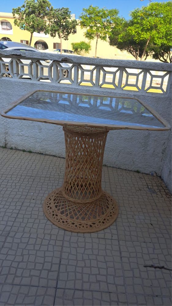 Mesa girissima em vime com tampo em vidro