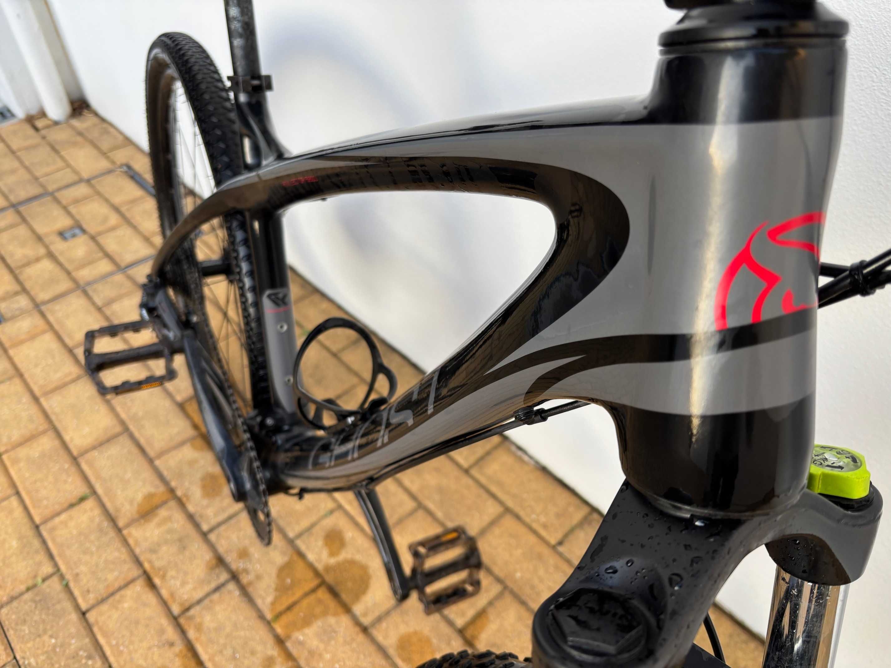 Bicicleta com quadro em carbono