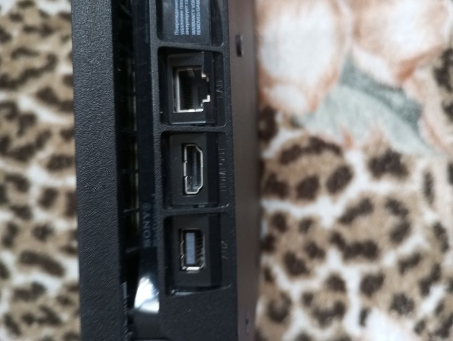 Продам приставку Sony PlayStation slim 4 на 500 мегабайт