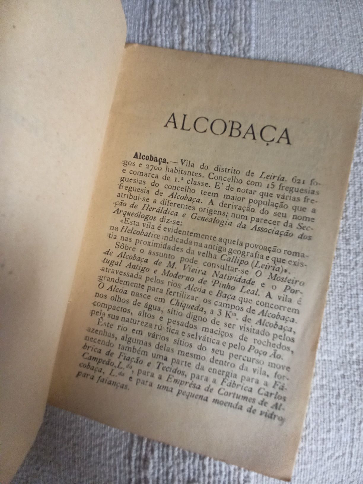 Livro antigo sobre Alcobaça