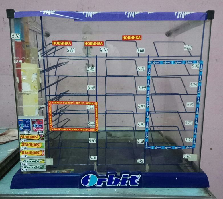 Стеклянные и железные полки и кубы .